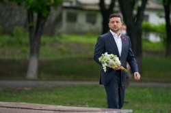 Зеленский на границе с Россией возложил цветы в память о погибших во Второй мировой войне