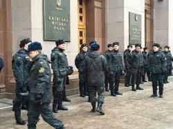 Киевляне пытались штурмовать мэрию из-за метро по 4 гривны