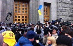 В Харькове активисты пытаются прорваться в горсовет