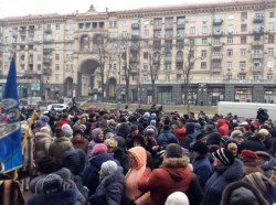 Митингующие перекрыли Крещатик, к людям вышел Кличко