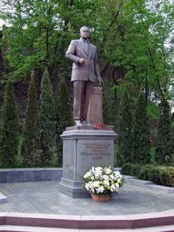 Памятник Гейдару Алиеву в Киеве