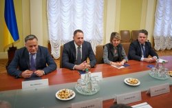 Киев просит у G7 медоборудование из-за пандемии