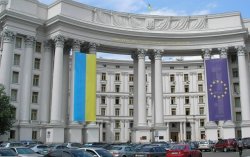 Прием граждан восстановили 40 посольств и консульств Украины
