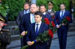 Разумков поздравил украинцев с Днем Победы