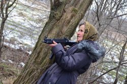 68-летняя женщина взяла в руки оружие и намерена защищать Родину.