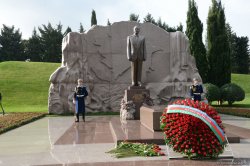 Президент Ильхам Алиев в Аллее почетного захоронения посетил могилу великого лидера Гейдара Алиева
